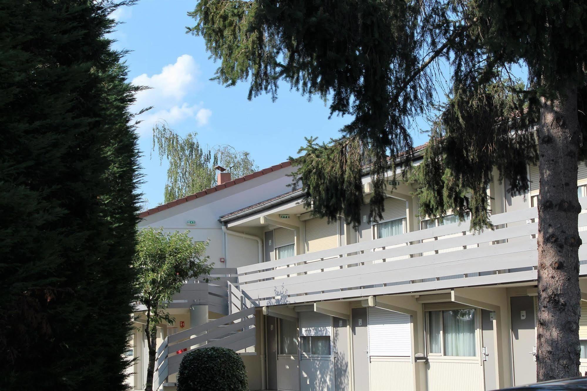 Отель Campanile Vichy - Bellerive Экстерьер фото